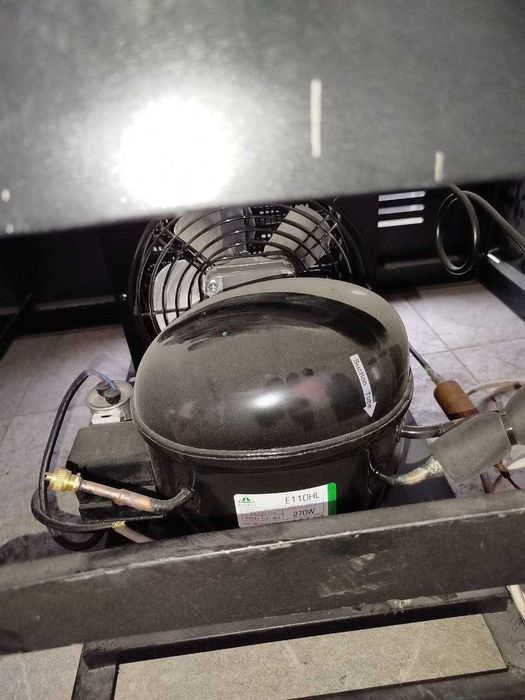 Vitrina holodelnik sotiladi