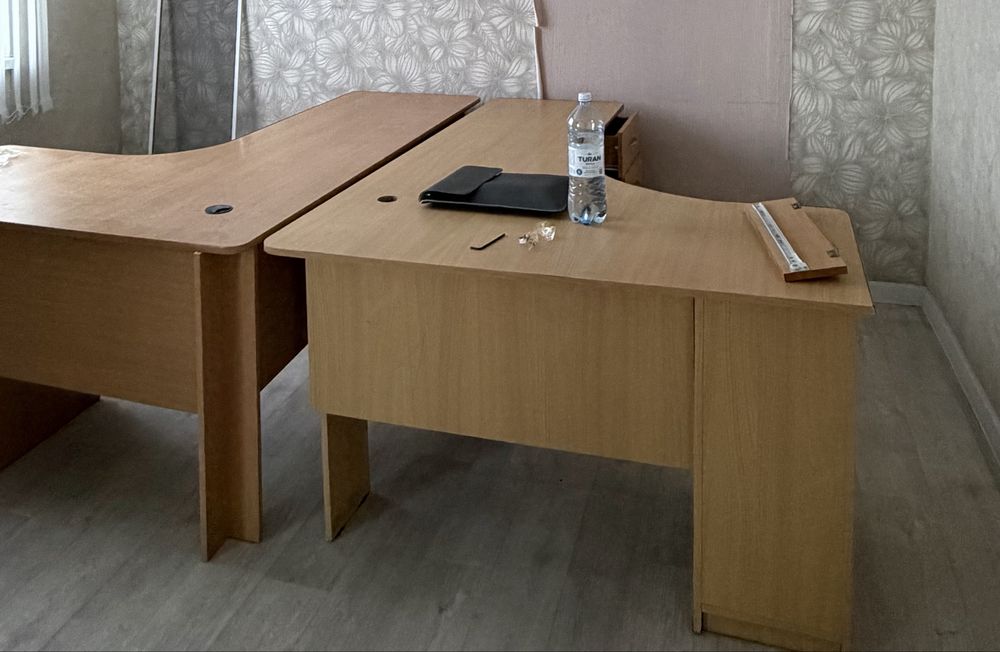 Продам 4 офисных стола