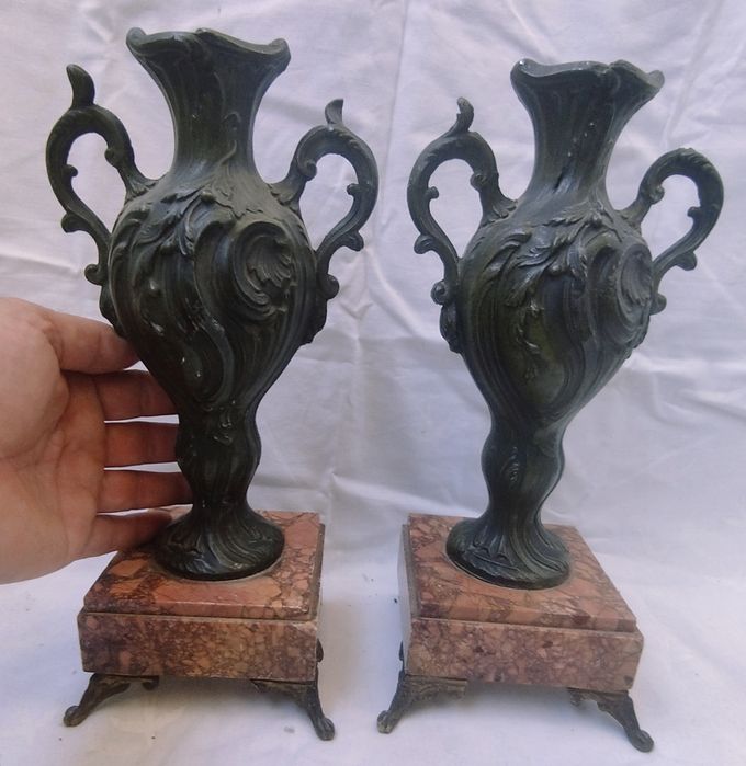 Pereche vaze vechi decorative din antimoniu, pentru colectionari.