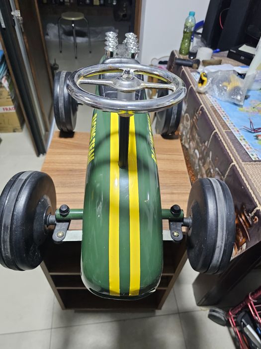 Masina de cursa din metal pentru copii