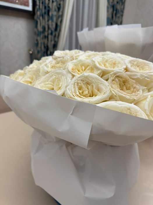 Белые розы с оформлением