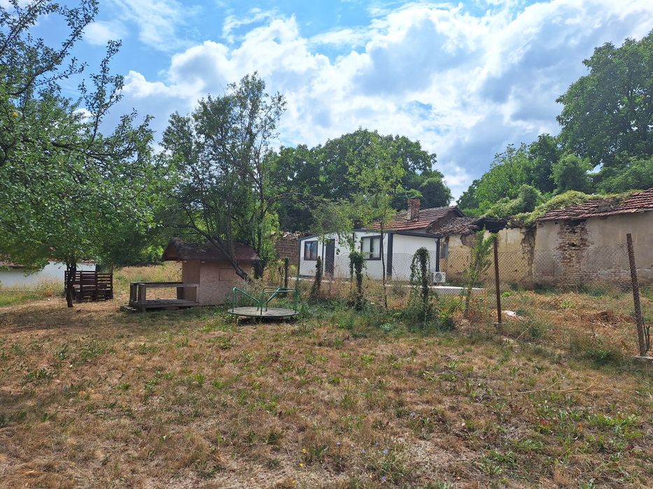 Продавам имот в село Режанци