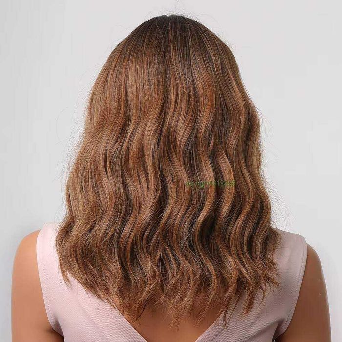 Светло кафява вълнообразна перука с бретон и тъмни корени