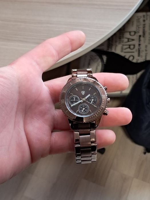 Часовникът Auriol за мъже е с водоустойчивост до 10 бара и е като нов. Стилен и качествен аксесоар за вашето ежедневие.Продавам мъжки ръчен часовник A