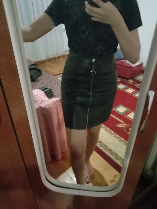 Черная кожаная юбка