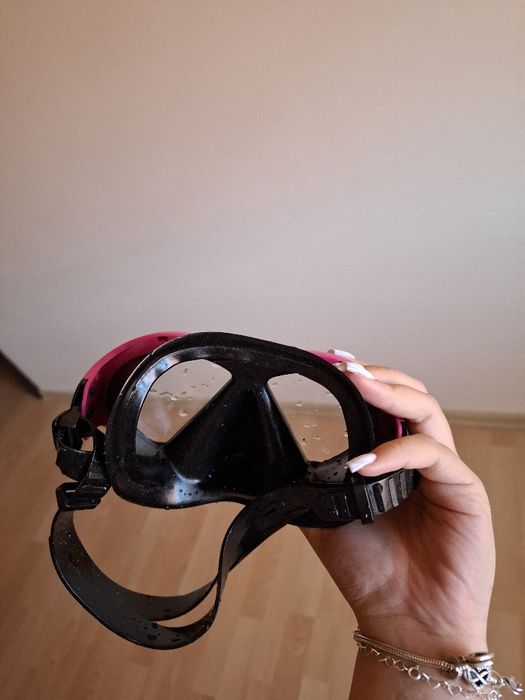 Надуваема жилетка и очила за под вода.