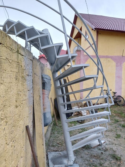 Vănd scară zincată facem și la comandă