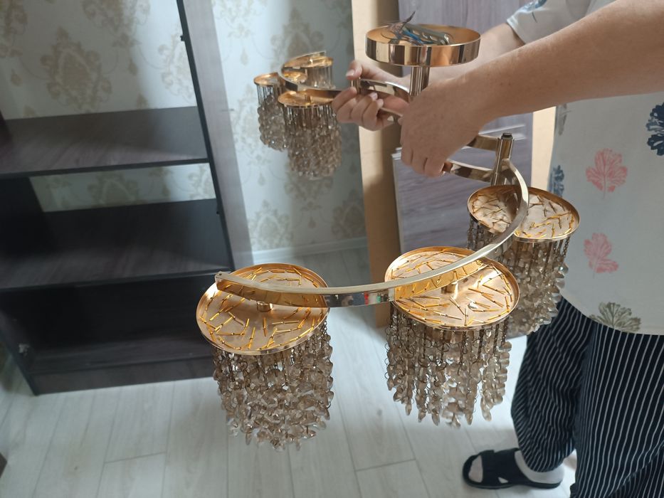 Продам люстру. Б/у