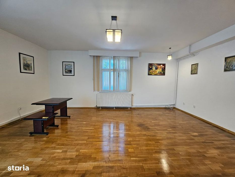 Casa eleganta cu tavane inalte si gradina superba