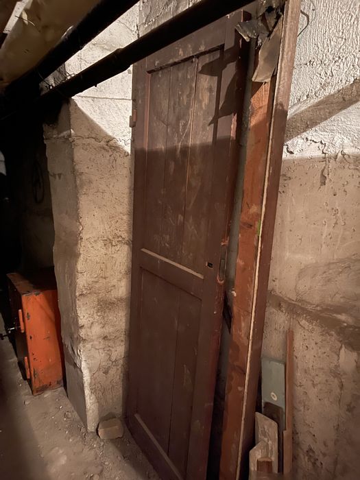 Двери деревянные с косяками