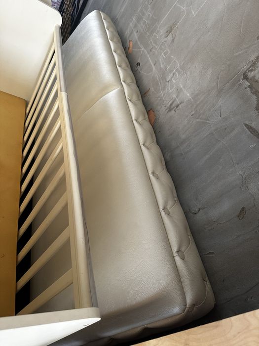 Кровать из натуральной кожи