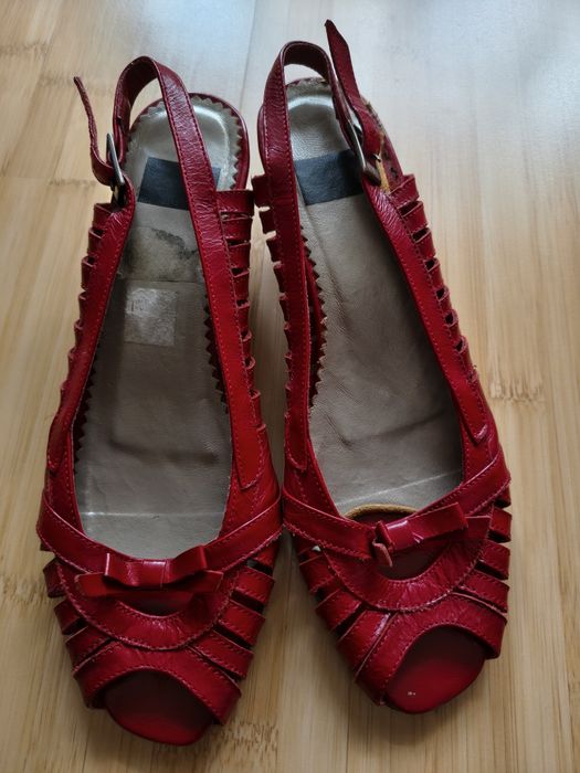 Vând sandale culoarea roșie,piele ,nr.37!