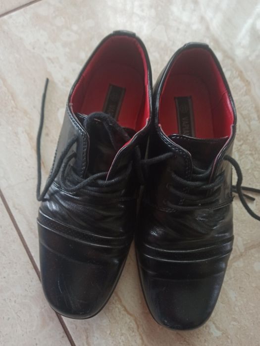 Vând pantofi piele pentru baieți.