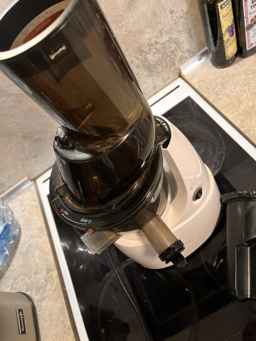 Шнекова сокоизстисквачка Kuvings Whole Slow Juicer – отлично състояние