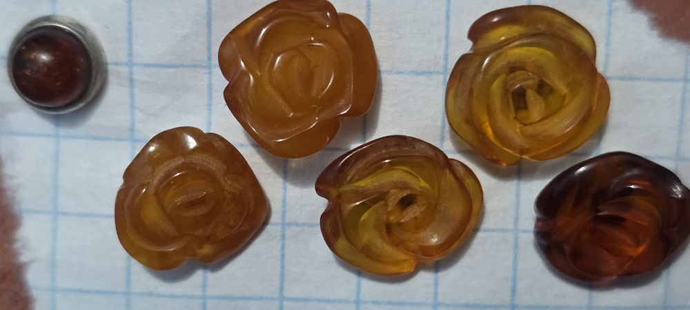 Серьги  гвоздики из натурального янтаря