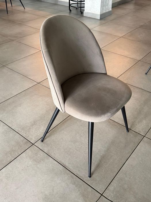 Scaune de catifea 100 buc disponibile