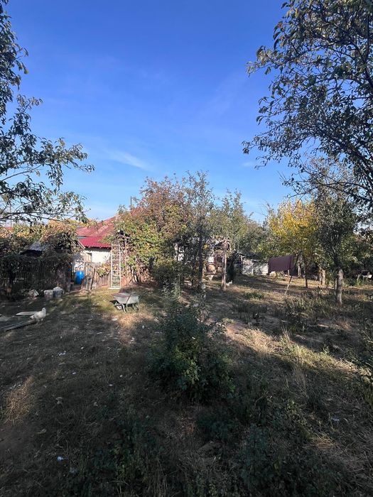 Casa si teren de vanzare Albota. Casa are 93 mp si curtea 1428mp. Gradina are 1452mp.