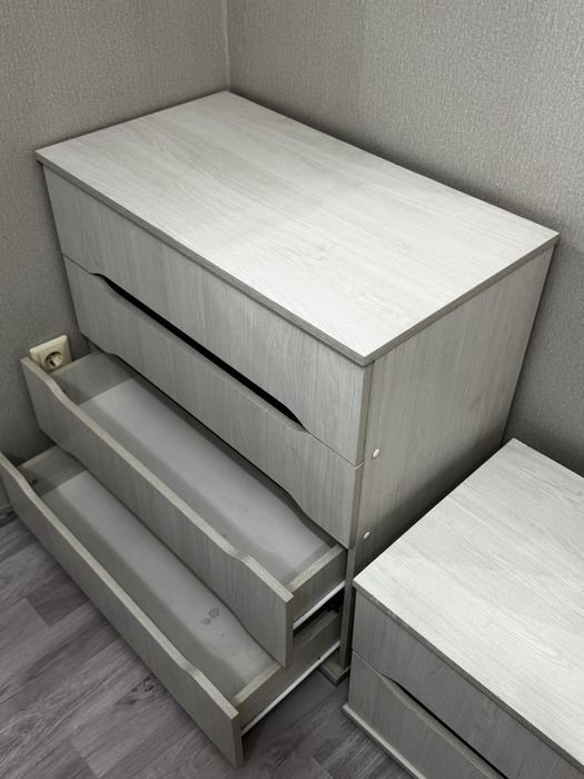 Комод и 2 тумбочки и зеркало