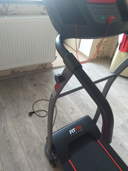 Bandă  electrică de   alergat nouă  utilizată o singură dată