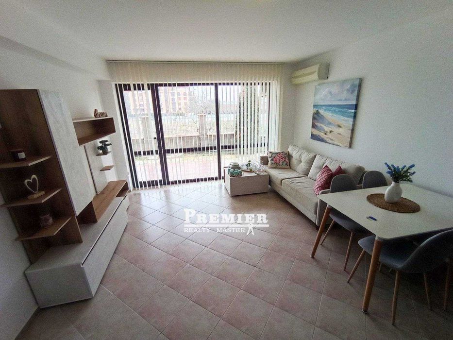 Продава обзаведен тристаен апартамент в затворен комплекс в Равда.