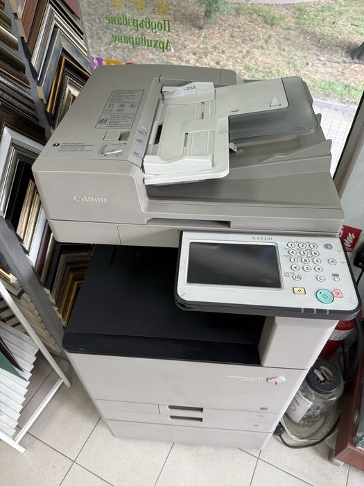 Продавам цветна копирна машина Canon C3320i