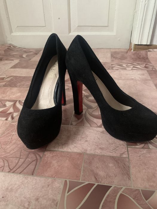 Продам туфли, лабутены замшевые.