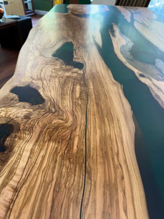 Трапезна маса от Маслина и Епоксидна смола зелена във футуристична форма на плот и основа