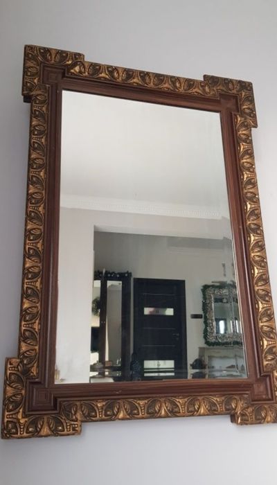Oglindă veche cu ramă din lemn masiv