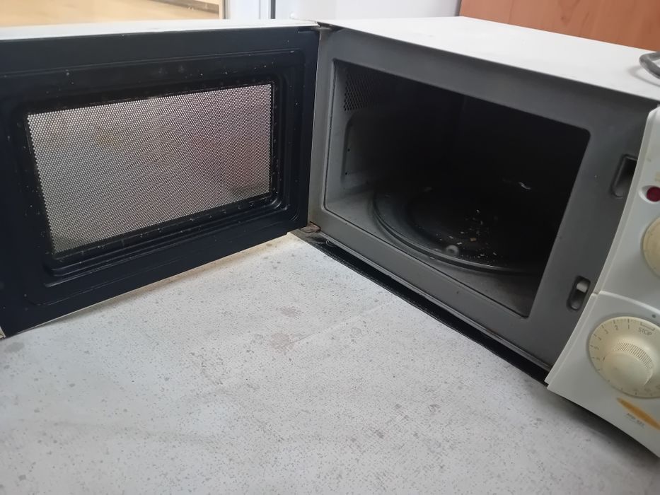 Микровълнова фурна с грил Delonghi