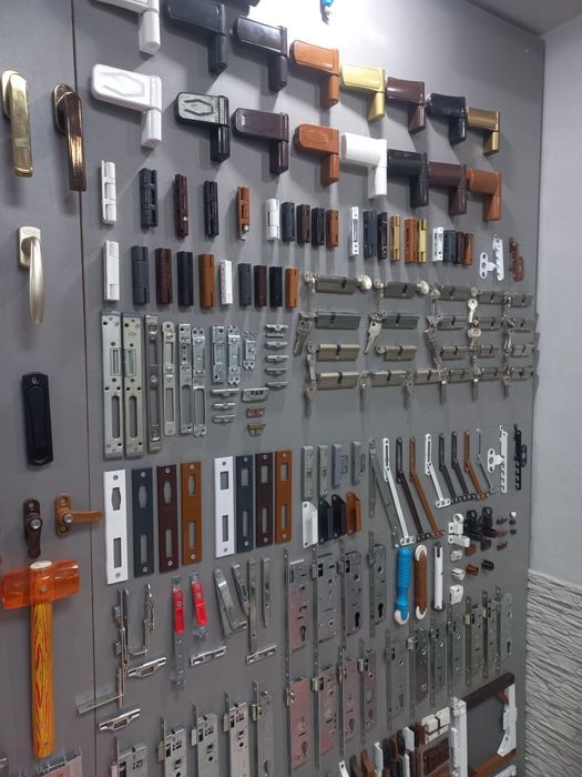 Фурнитура для окна и двери