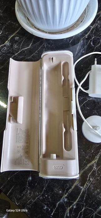 Зарядно и калъф за ел. четка  OralB