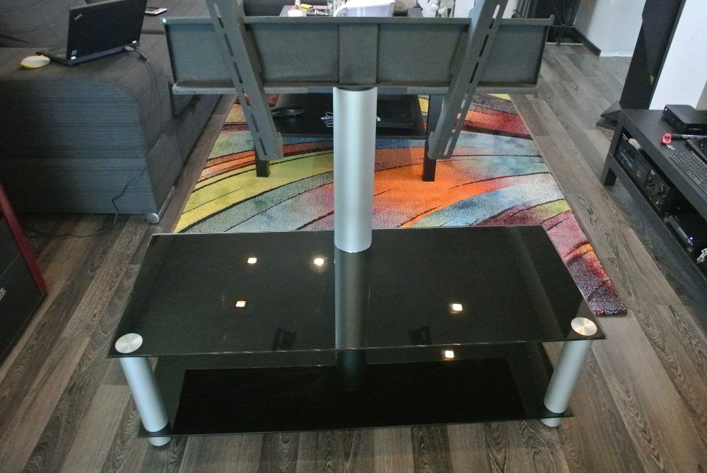 Фирмена стъклена маса за телевизор до 42 инча.