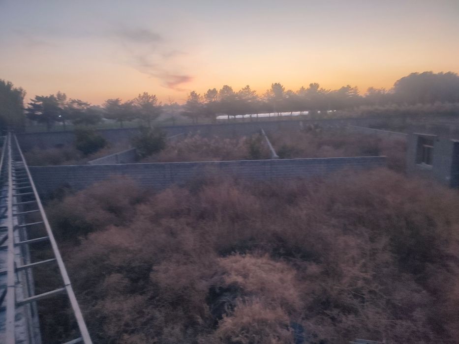 Uch qaxramon postdan 5-6 km kirganda yer sotiladi