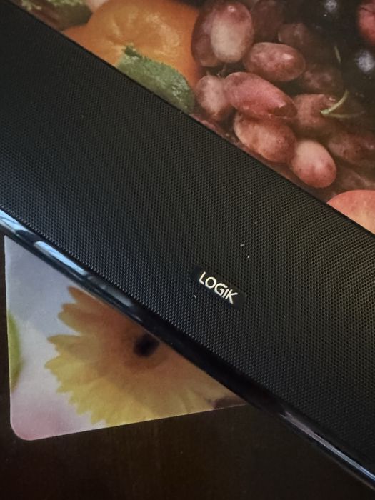 Саундбар лоджик много добър плътен звук силен бас.