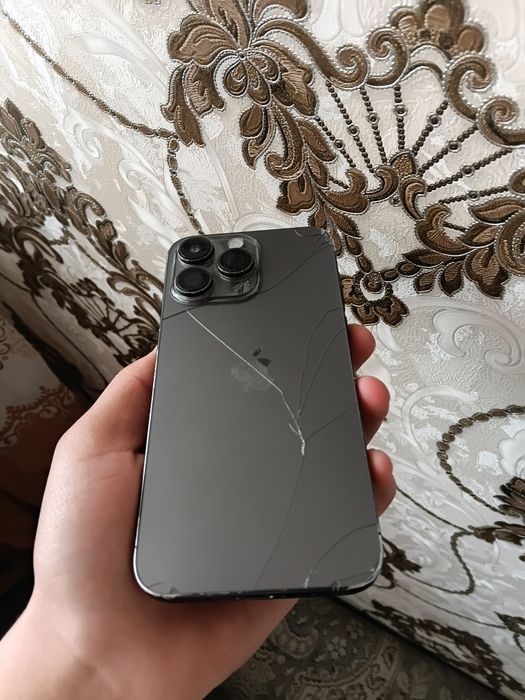 Telefon ishlaydi, lekin ekrani siniq, ko‘rsatmaydi.
Orqa korpusi ham s