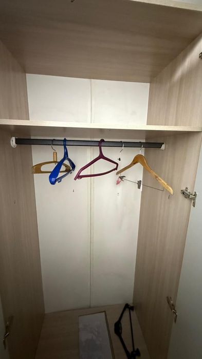 Стол, стулья, шифоньер, шторы,