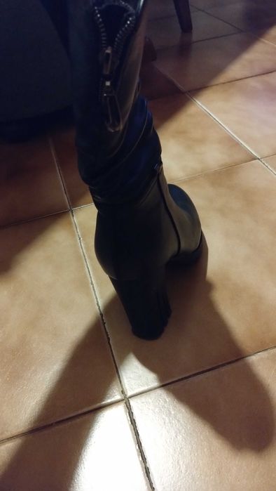 Черни боти с ток