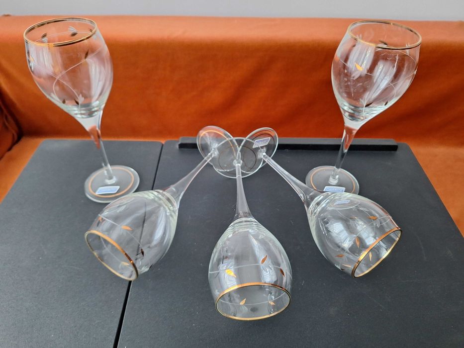 Lot compus din 5 pahare vin- aurite, model exceptional