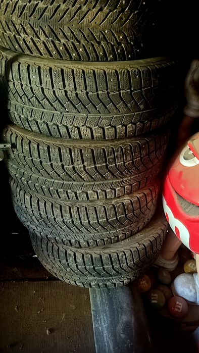 Резина зима 215/55R17