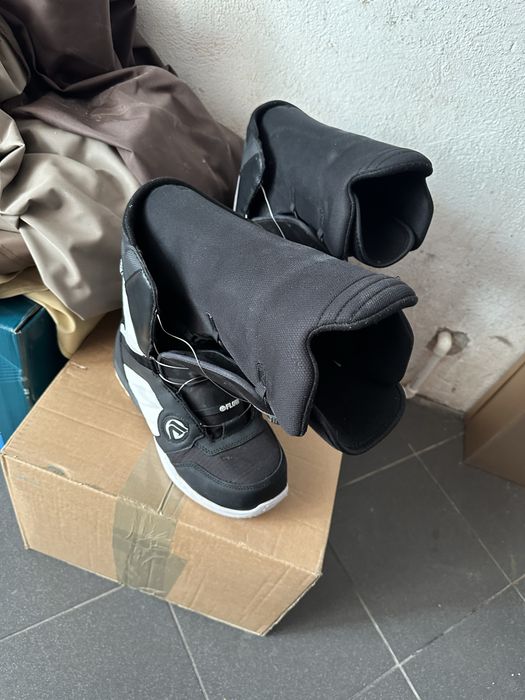 Boots snowboard flow vega cu boa numar 43 flex soft incepatori
