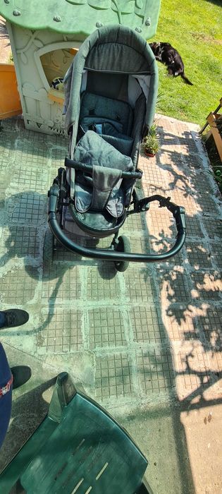 Бебешка количка и дървена кошара