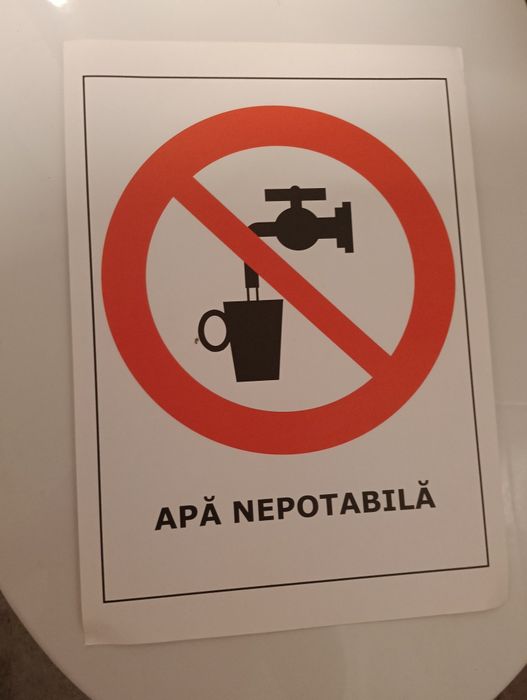 100 Autocolante mărime A4 cu modelele din fotografii.