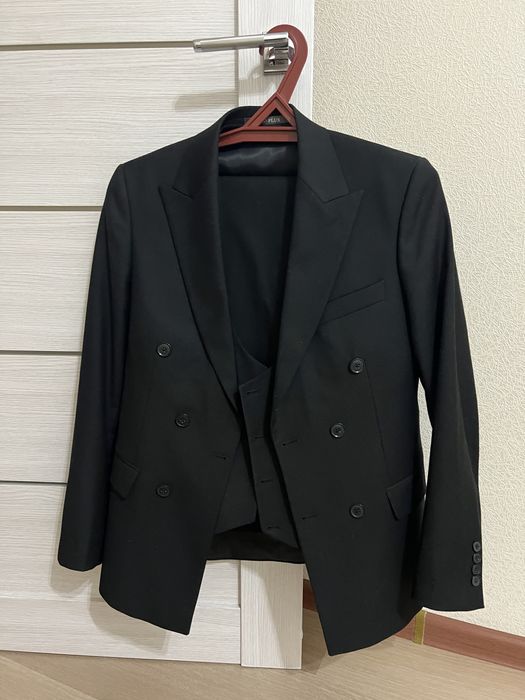 Продается костюм тройка