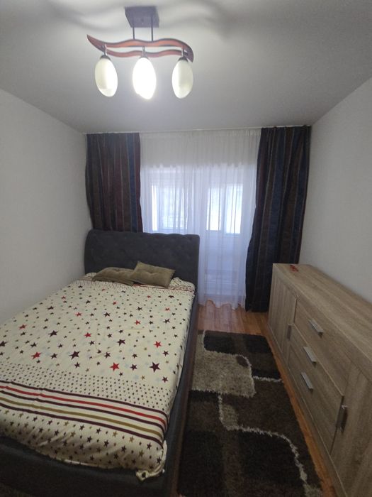 Apartament cu 3 camere de închiriat