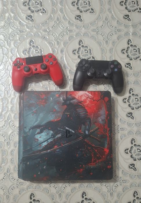 Плейстейшън 4 (PS4) Комплект + 2 джойстика + 9 ТОП Игри (Перфектно състояние!)
