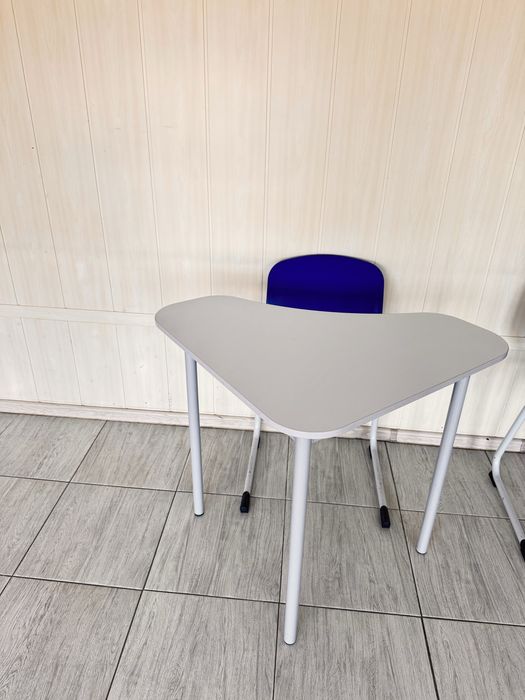 Стол офисный со стулом.