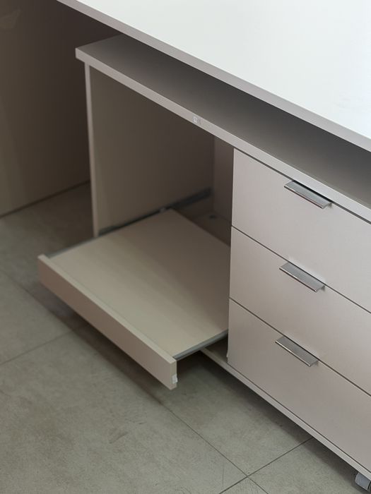 Рабочий стол с тумбой