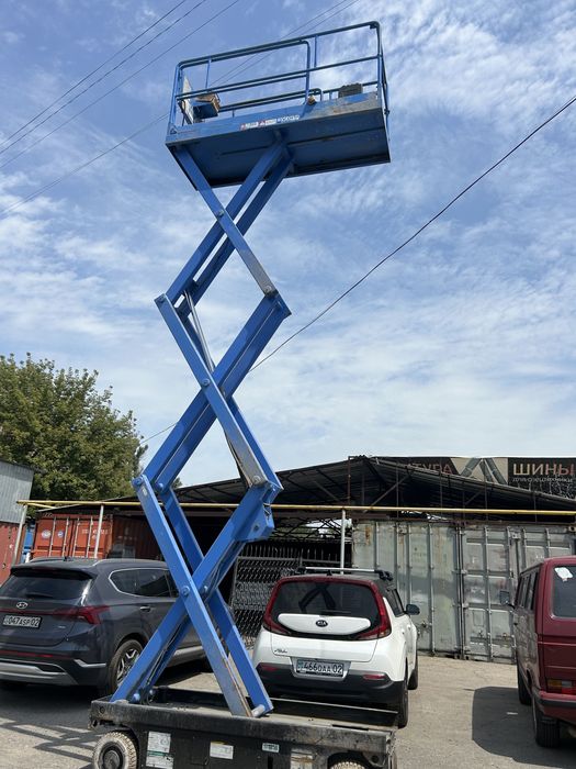 Ножнечный подъемник самоходный  в аренду