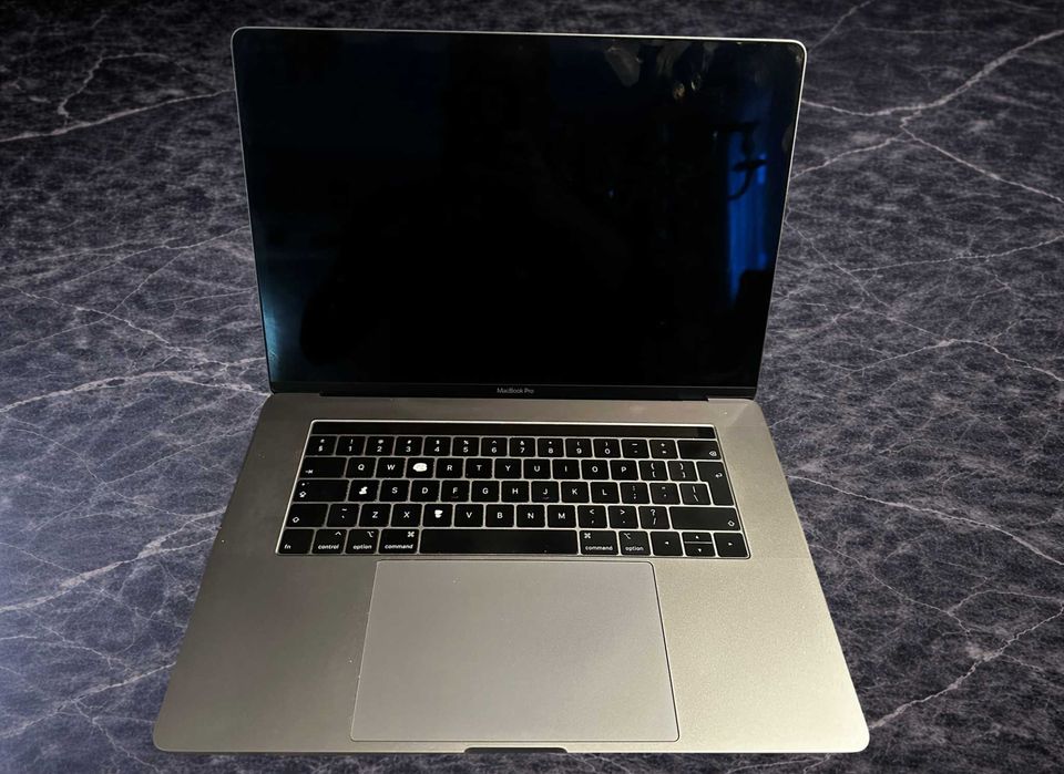 Vând MacBook Pro 15”, folosit, în stare foarte bună de funcționare.