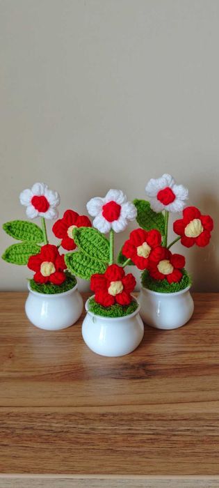 Плетени цветя в малка саксийка